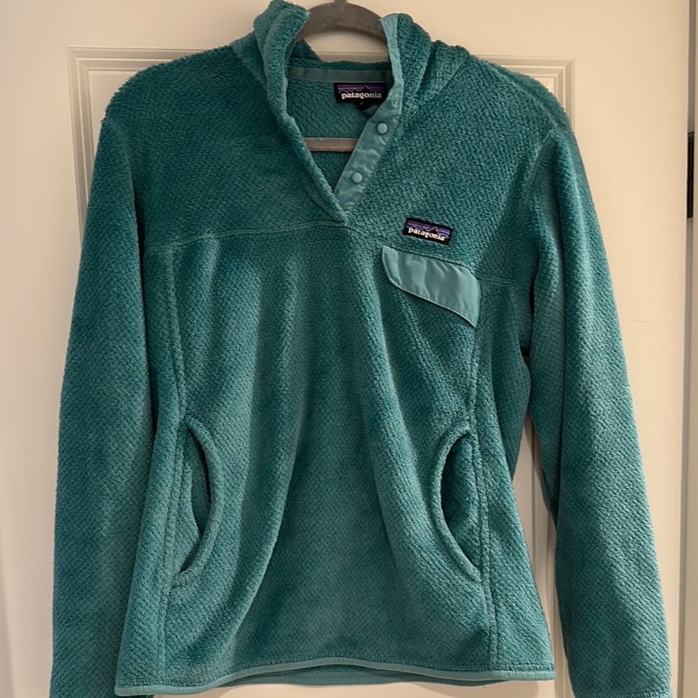 Patagonia women’s fleece, in good condition. (Two buttons need to be fixed )